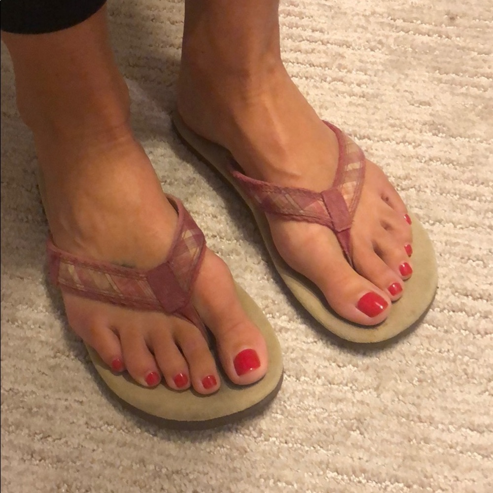 AE flip flops size 7 pink